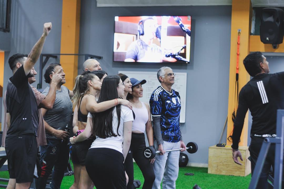 Alumnos entrenando juntos