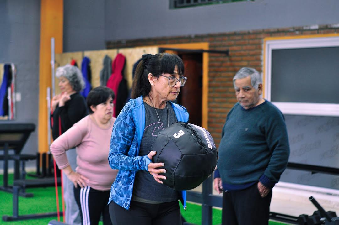 Gimnasia adaptada con balón medicinal