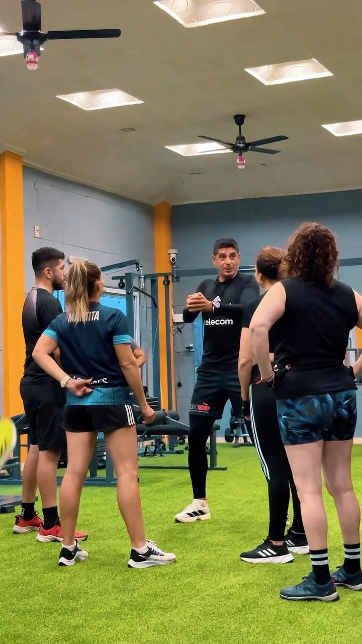 Profe explicando un ejercicio al grupo